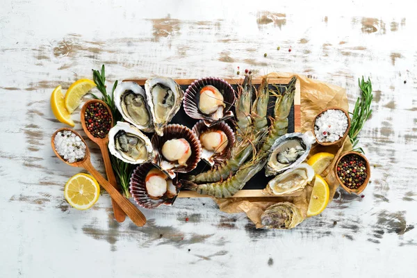 Meeresfrüchte Austern Jakobsmuscheln Garnelen Ansicht Von Oben Auf Weißem Holzgrund — Stockfoto