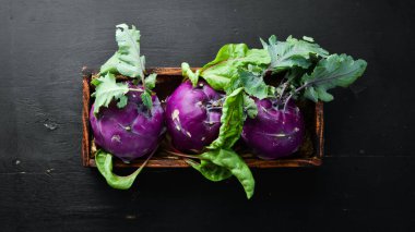 Tahta kutuda Kohlrabi lahanası. Üst te. Metniniz için boş alan.