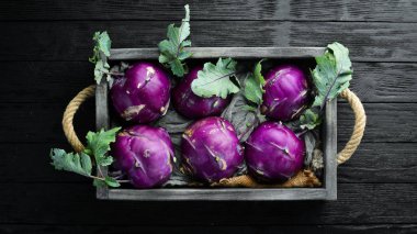 Tahta kutuda Kohlrabi lahanası. Üst te. Metniniz için boş alan.