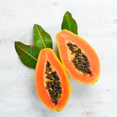 Beyaz ahşap arka plan üzerinde tatlı olgun taze papaya. Üst te. Metin için boş alan.