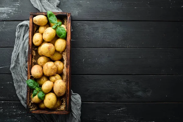 Patatas Frescas Sobre Fondo Negro Comida Ecológica Vista Superior Espacio — Foto de Stock