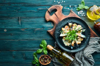 Fesleğenli krema soslu midyeler. Eski arka planda. Üst te. Ücretsiz kopyalama alanı.