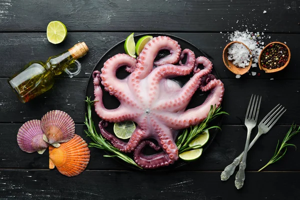 Octopus Een Zwarte Achtergrond Zeevruchten Vrije Ruimte Voor Tekst Platte — Stockfoto