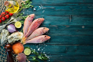 kırmızı kefal balığı. Deniz balığı. Siyah arka planda deniz ürünleri. Üst te. Ücretsiz kopyalama alanı.