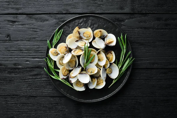 Vongole Bollite Con Spezie Piatto Frutti Mare Sfondo Nero Vista — Foto Stock