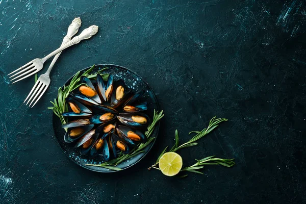 Mejillones Con Especias Romero Mariscos Sobre Fondo Negro Vista Superior — Foto de Stock