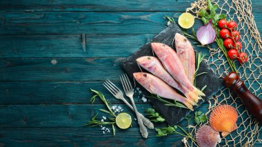 kırmızı kefal balığı. Deniz balığı. Siyah arka planda deniz ürünleri. Üst te. Ücretsiz kopyalama alanı.