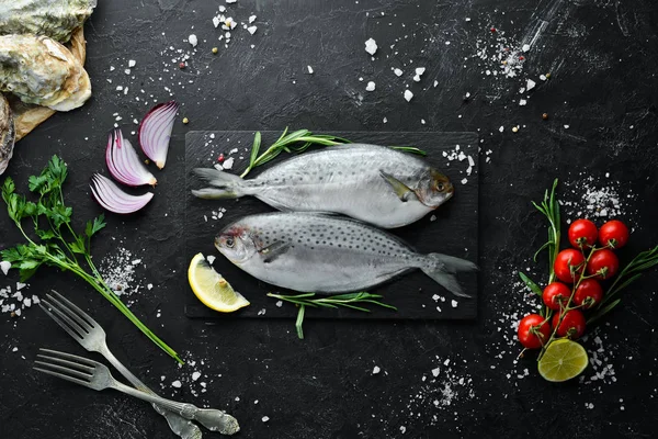 Roher Meeresfisch Mit Zitrone Salz Und Rosmarin Auf Schwarzem Hintergrund — Stockfoto