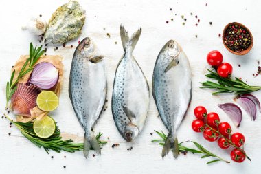 Limon, tuz ve biberiye ile çiğ balık. Beyaz ahşap bir arka plan üzerinde. Üst te. Ücretsiz kopyalama alanı.