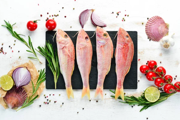Limon, tuz ve biberiye ile taze kırmızı kefal balık. Üst te. Ücretsiz kopyalama alanı.