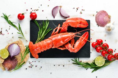 Beyaz arka planda baharatlı haşlanmış ıstakoz. Üst te. Ücretsiz kopyalama alanı.