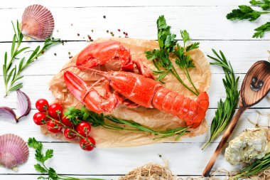 Beyaz arka planda baharatlı haşlanmış ıstakoz. Üst te. Ücretsiz kopyalama alanı.