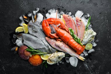 Taş zeminde deniz ürünleri. Istakoz, balık, kabuklu deniz ürünleri. Üst te. Ücretsiz kopyalama alanı.