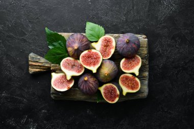 Siyah taş arka planda taze incir. Tropikal meyveler. Üst te. Ücretsiz kopyalama alanı.