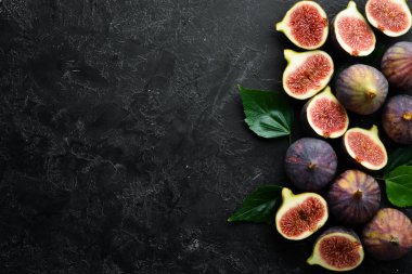 Siyah taş arka planda taze incir. Tropikal meyveler. Üst te. Ücretsiz kopyalama alanı.