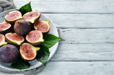 Arka plan olarak taze olgun incir, üst görünümü. Ücretsiz kopyalama alanı.