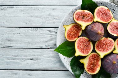 Arka plan olarak taze olgun incir, üst görünümü. Ücretsiz kopyalama alanı.