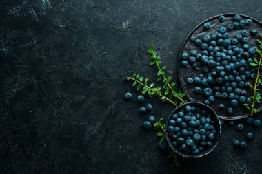 Siyah tabakta taze yaban mersini. Ücretsiz kopya alanı. Üstte görüntü.