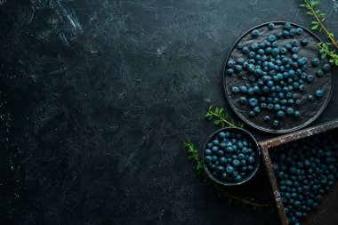 Siyah tabakta taze yaban mersini. Ücretsiz kopya alanı. Üstte görüntü.