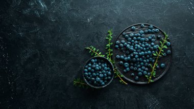 Siyah tabakta taze yaban mersini. Ücretsiz kopya alanı. Üstte görüntü.