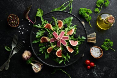 Arugula salatası, ton balığı filetosu ve böğürtlenli incir. Menü. Ücretsiz kopya alanı. Üstte görüntü.
