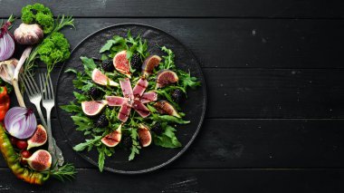 Arugula salatası, ton balığı filetosu ve böğürtlenli incir. Menü. Ücretsiz kopya alanı. Üstte görüntü.