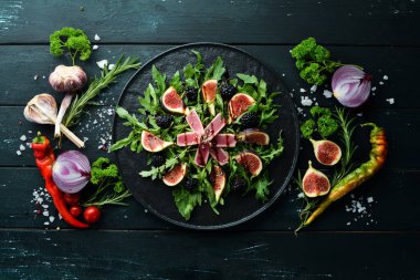 Arugula salatası, ton balığı filetosu ve böğürtlenli incir. Menü. Ücretsiz kopya alanı. Üstte görüntü.