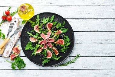 Arugula salatası, ton balığı filetosu ve böğürtlenli incir. Menü. Ücretsiz kopya alanı. Üstte görüntü.