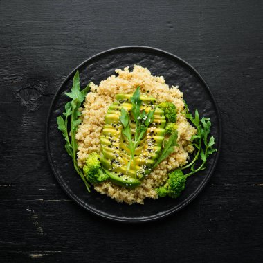 Avokado ve baharatile haşlanmış Quinoa. Menü. Ücretsiz kopya alanı. Üstte görüntü.