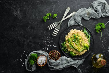 Avokado ve baharatile haşlanmış Quinoa. Menü. Ücretsiz kopya alanı. Üstte görüntü.