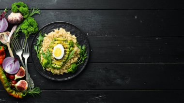 Avokado ve baharatile haşlanmış Quinoa. Menü. Ücretsiz kopya alanı. Üstte görüntü.