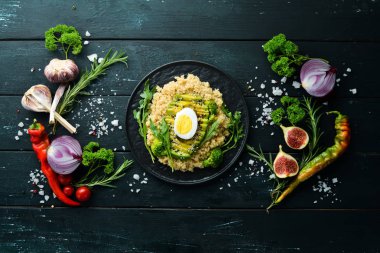 Avokado ve baharatile haşlanmış Quinoa. Menü. Ücretsiz kopya alanı. Üstte görüntü.