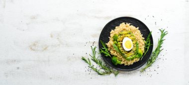 Avokado ve baharatile haşlanmış Quinoa. Menü. Ücretsiz kopya alanı. Üstte görüntü.