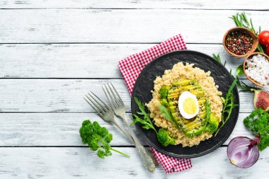 Avokado ve baharatile haşlanmış Quinoa. Menü. Ücretsiz kopya alanı. Üstte görüntü.