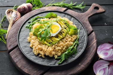 Avokado ve baharatile haşlanmış Quinoa. Menü. Ücretsiz kopya alanı. Üstte görüntü.