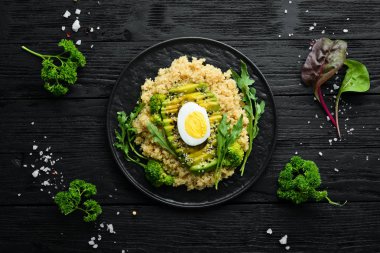 Avokado ve baharatile haşlanmış Quinoa. Menü. Ücretsiz kopya alanı. Üstte görüntü.