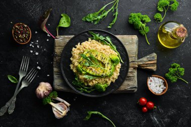 Avokado ve baharatile haşlanmış Quinoa. Menü. Ücretsiz kopya alanı. Üstte görüntü.
