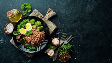 Yumurta ve brokoli ile haşlanmış karabuğday. Yemekler menüsü. Ücretsiz kopya alanı. Üstte görüntü.