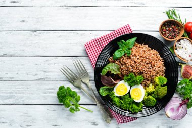 Yumurta ve brokoli ile haşlanmış karabuğday. Yemekler menüsü. Ücretsiz kopya alanı. Üstte görüntü.