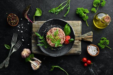 Arugula ile haşlanmış yabani pirinç. Yemekler menüsü. Ücretsiz kopya alanı. Üstte görüntü.