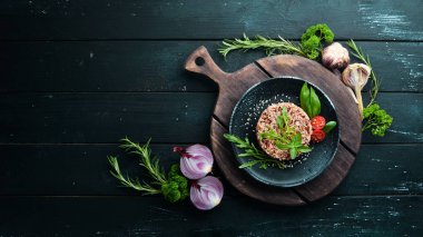 Arugula ile haşlanmış yabani pirinç. Yemekler menüsü. Ücretsiz kopya alanı. Üstte görüntü.