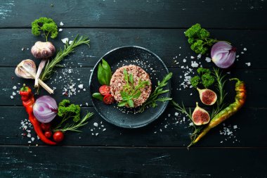 Arugula ile haşlanmış yabani pirinç. Yemekler menüsü. Ücretsiz kopya alanı. Üstte görüntü.