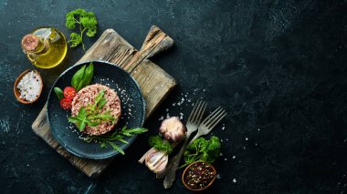 Arugula ile haşlanmış yabani pirinç. Yemekler menüsü. Ücretsiz kopya alanı. Üstte görüntü.