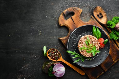 Arugula ile haşlanmış yabani pirinç. Yemekler menüsü. Ücretsiz kopya alanı. Üstte görüntü.