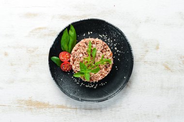 Arugula ile haşlanmış yabani pirinç. Yemekler menüsü. Ücretsiz kopya alanı. Üstte görüntü.