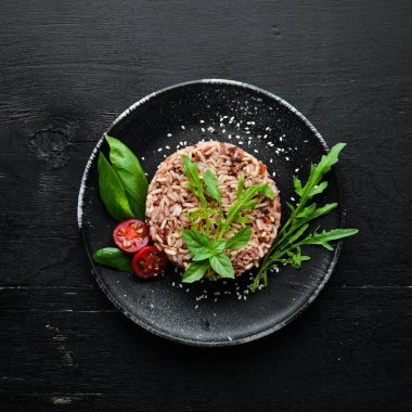 Arugula ile haşlanmış yabani pirinç. Yemekler menüsü. Ücretsiz kopya alanı. Üstte görüntü.
