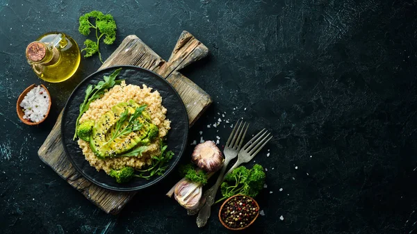 Avokado ve baharatile haşlanmış Quinoa. Menü. Ücretsiz kopya alanı. Üstte görüntü.