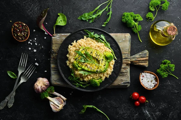 Avokado ve baharatile haşlanmış Quinoa. Menü. Ücretsiz kopya alanı. Üstte görüntü.