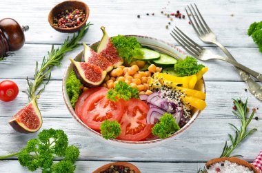 Nohut, incir, salatalık, domates ve soğan ile sağlıklı sebze buda kase öğle yemeği. Yemekler menüsü. Ücretsiz kopya alanı. Üstte görüntü.