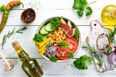 Nohut, incir, salatalık, domates ve soğan ile sağlıklı sebze buda kase öğle yemeği. Yemekler menüsü. Ücretsiz kopya alanı. Üstte görüntü.